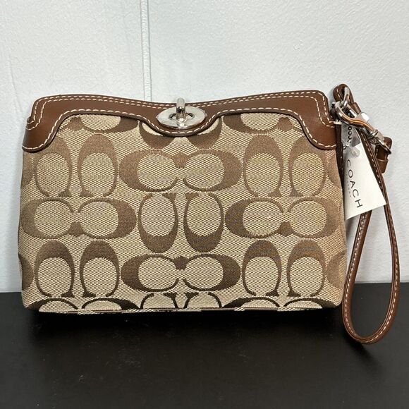 ❌SOLD❌ Coach Vintage Turnlock Wristlet - Picture 1 of 14
